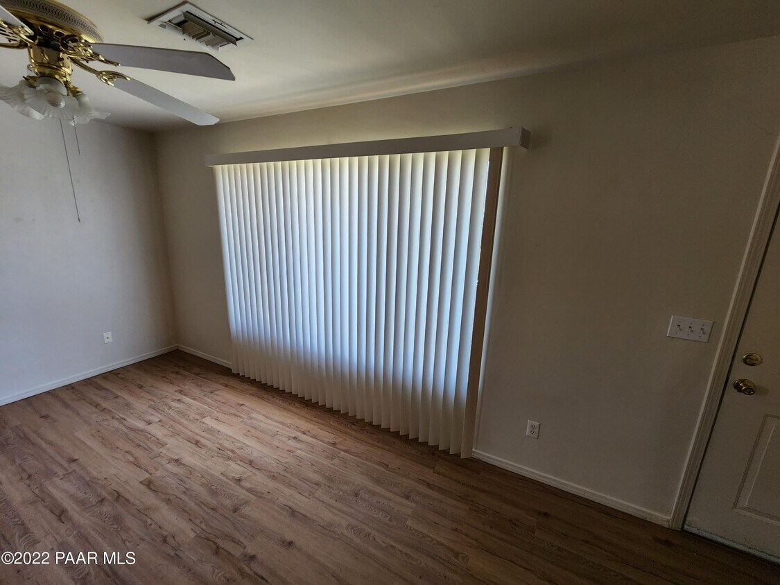 Foto del edificio - 7980 E Lakeshore Dr