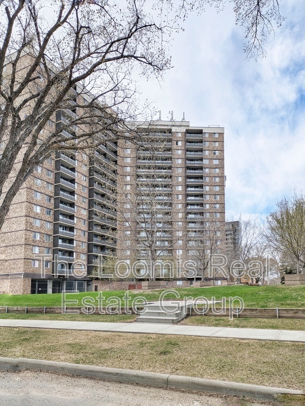Photo du bâtiment - 13910 Stony Plain Rd