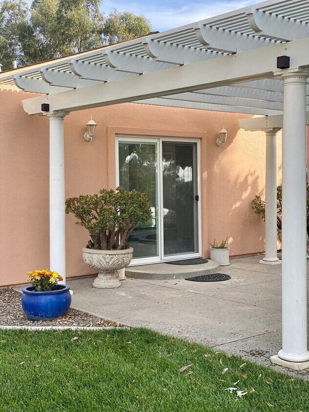 Free standing Cottage - 7673 Olivas Ln