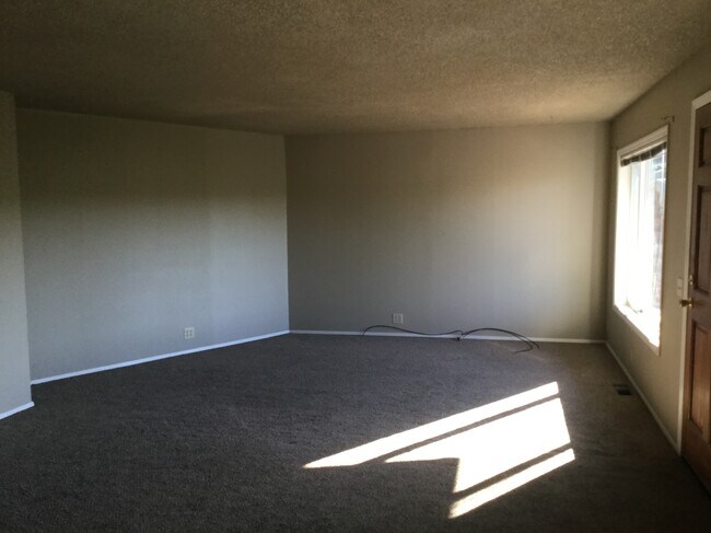 Living room - 105 NE Ellis Ave