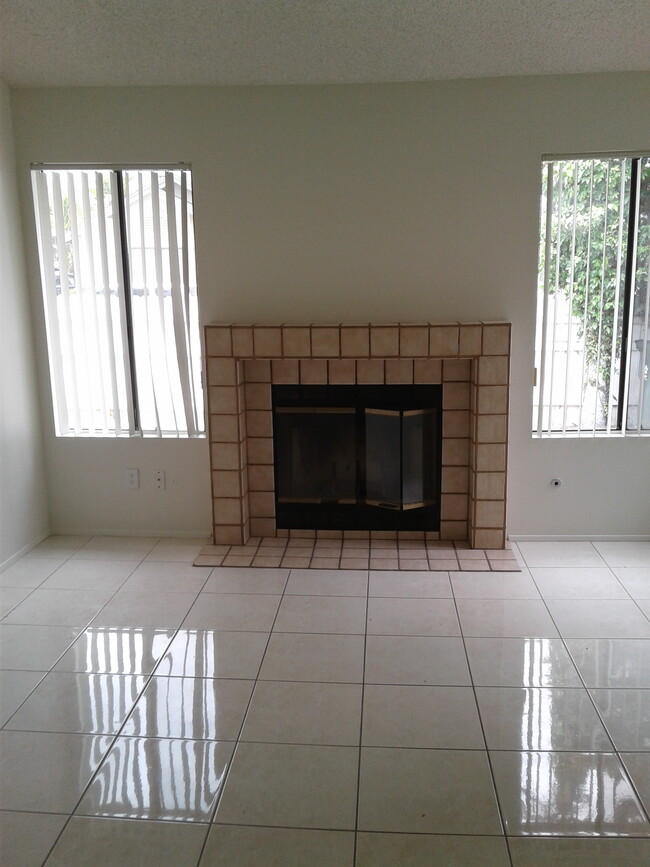 Fox Living Room - 641 Nantucket Dr
