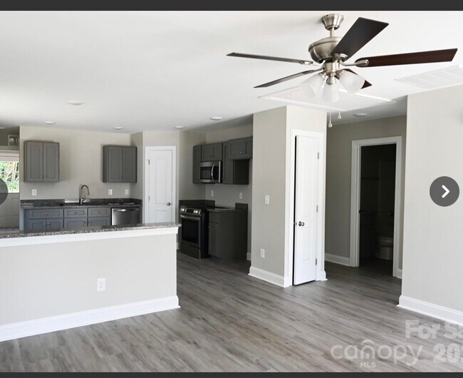 Foto del edificio - 385 Harrel St