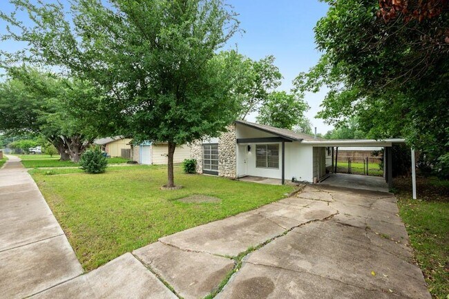 Building Photo - 2211 Deadwood Dr