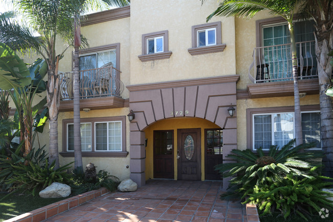 Foto del edificio - 3729 Clarington Ave