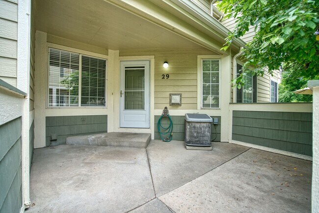 Building Photo - Beautiful Quail Crossing Townhome – Walk t...