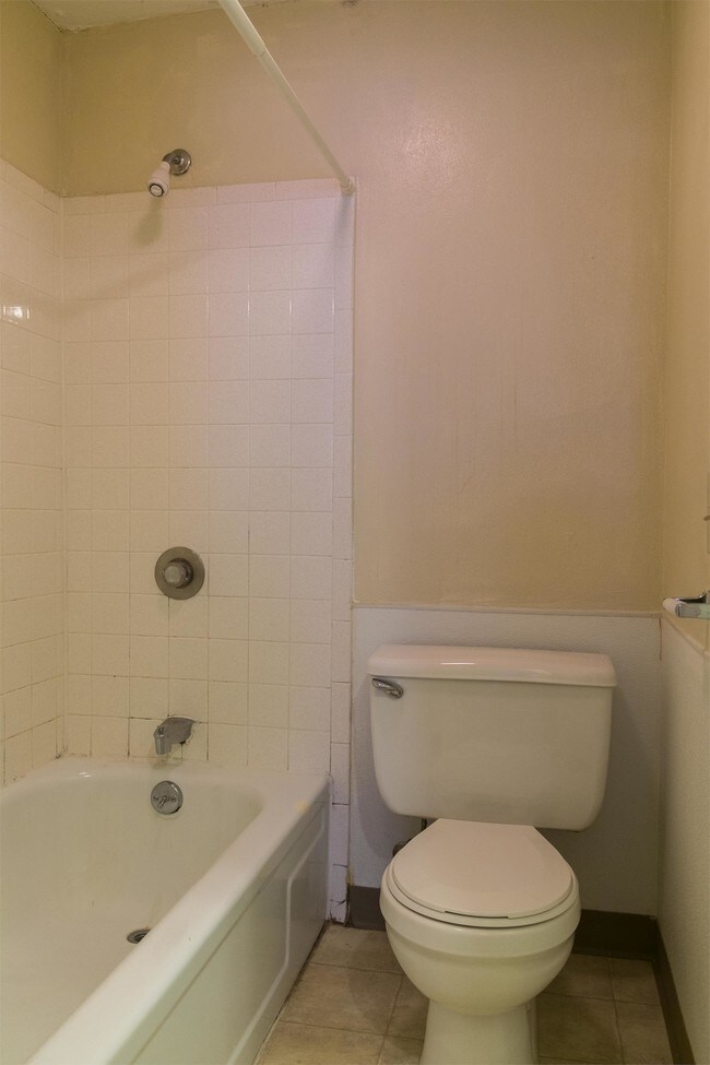 Building Photo - 400 Ivy Ridge Rd