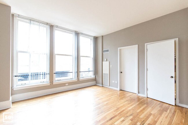 Building Photo - LOOP: Tall Ceilings and Modern Kitchen