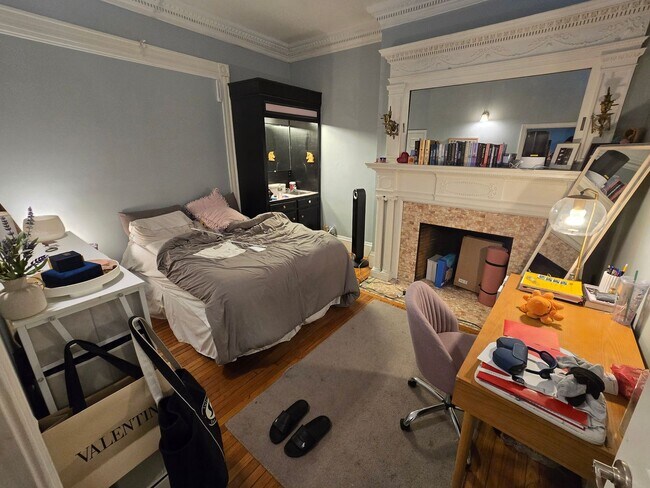 Foto del edificio - WOW!  RENOVATED 4 BED/2 BATH RIGHT BY B.U.