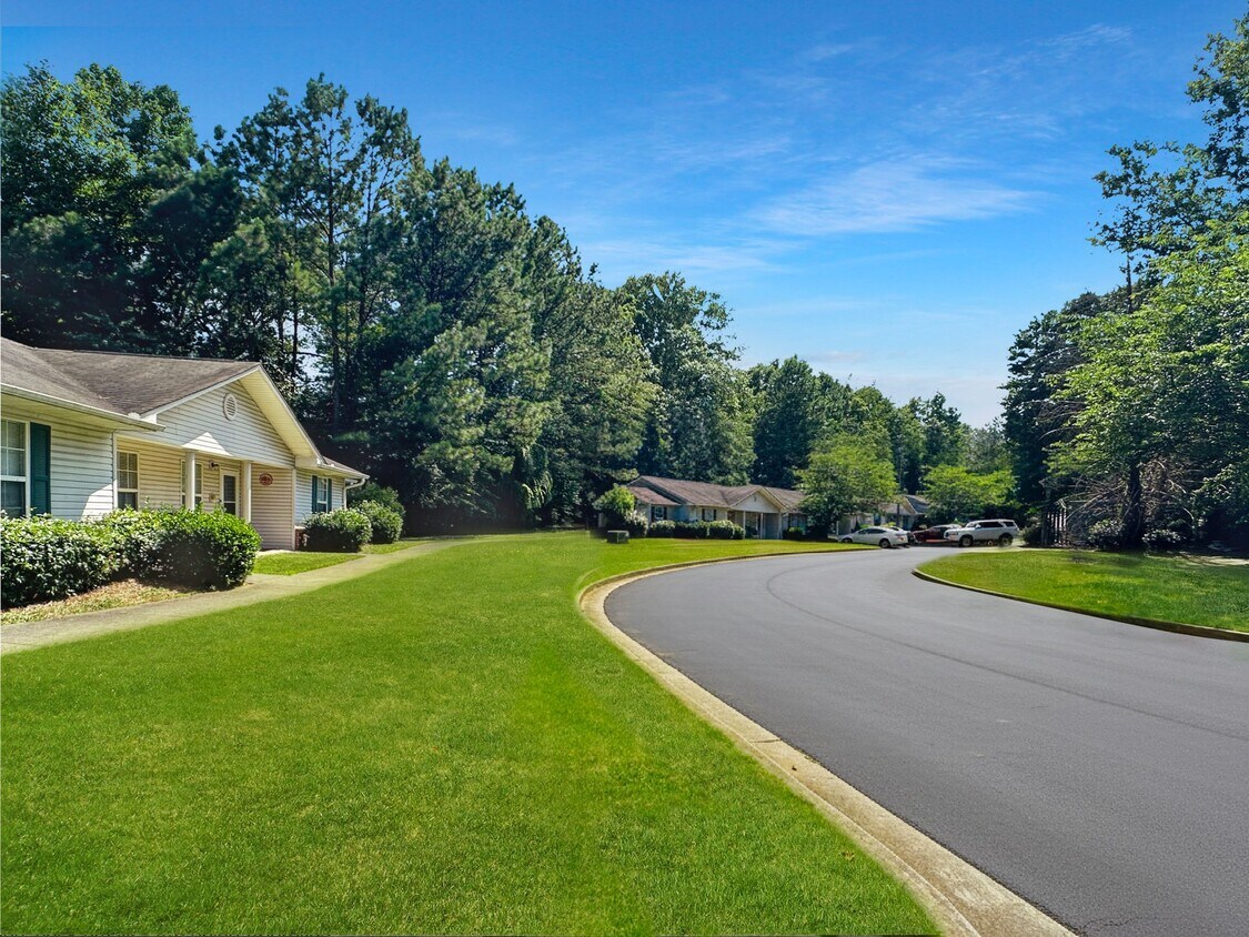 Foto principal - Eagles Nest Apartments 62+ Community