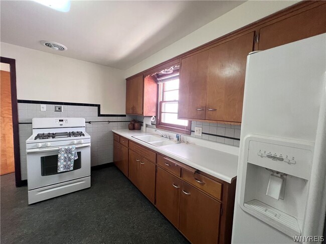 Foto del edificio - 480 W Hazeltine Ave