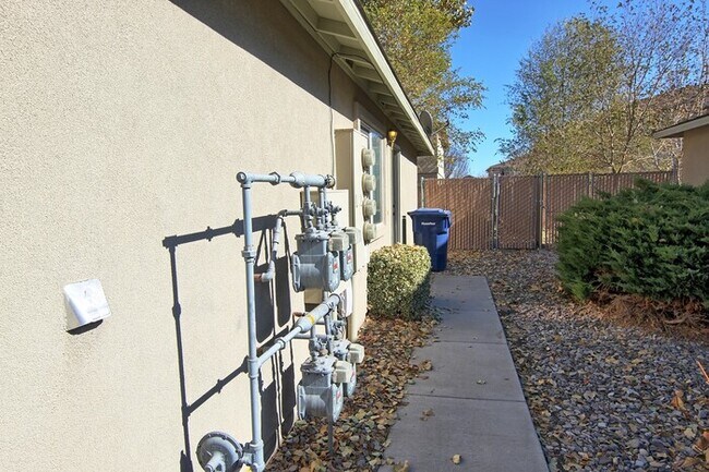 Building Photo - 2 Bedroom 1.5 Bath Townhouse