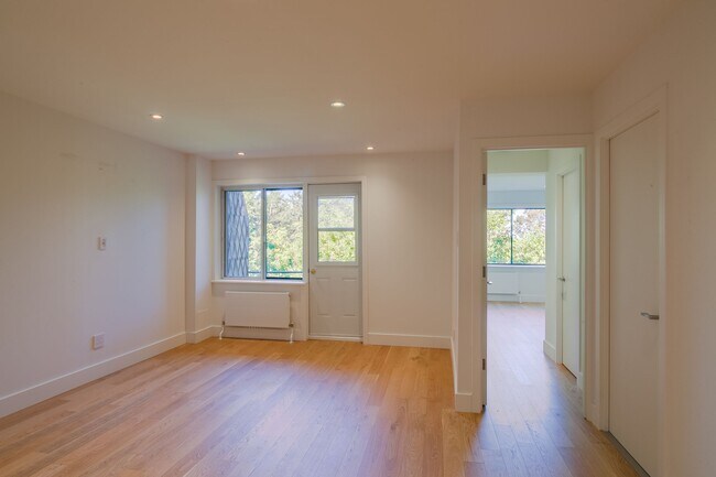 Building Photo - 6525 Côte-Saint-Luc