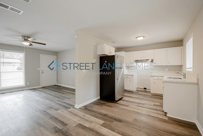 Building Photo - SIGN LEASE BY 2/28 AND GET $250 OFF FIRST ...