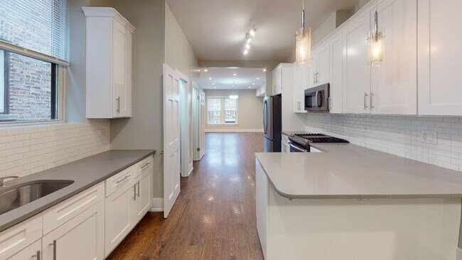 Building Photo - 1027 E Hyde Park Blvd