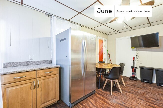 Foto del edificio - Room in Shared 5 bed/1 bath home