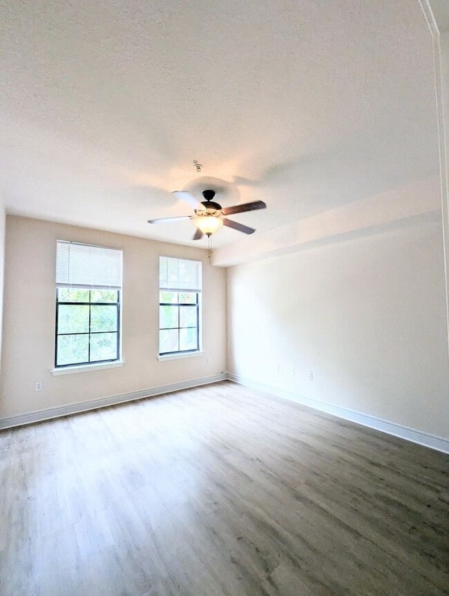 Building Photo - Light, bright and clean!  Includes Balcone...