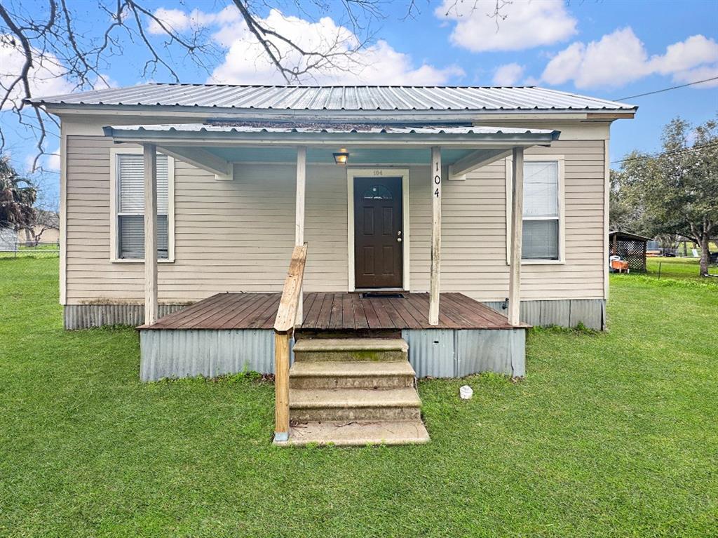 Primary Photo - 104 Russek St