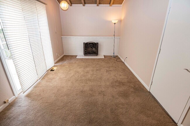 Foto del edificio - 4384 Camden Ave