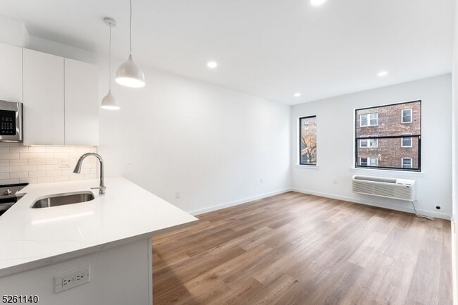 Building Photo - 25 Freeway Dr E