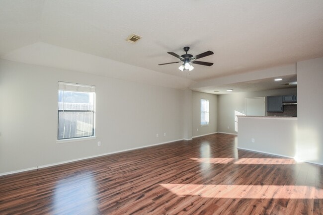 Foto del edificio - 9231 Eaglewood Glen Tr