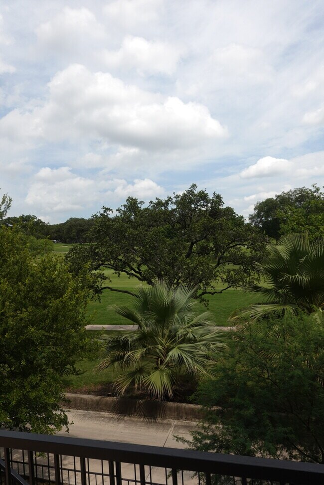 Foto del edificio - 7342 Oak Manor Dr