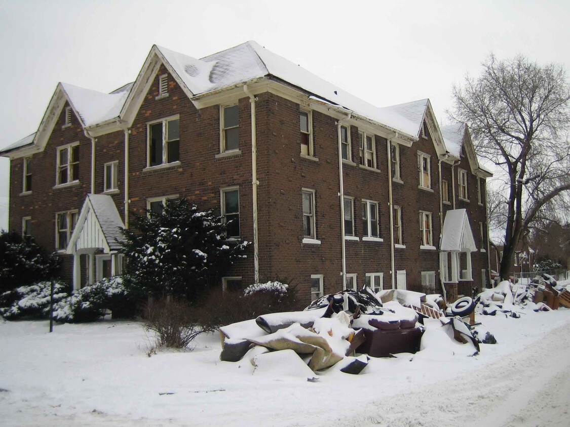 Foto principal - 12700 Hampshire St