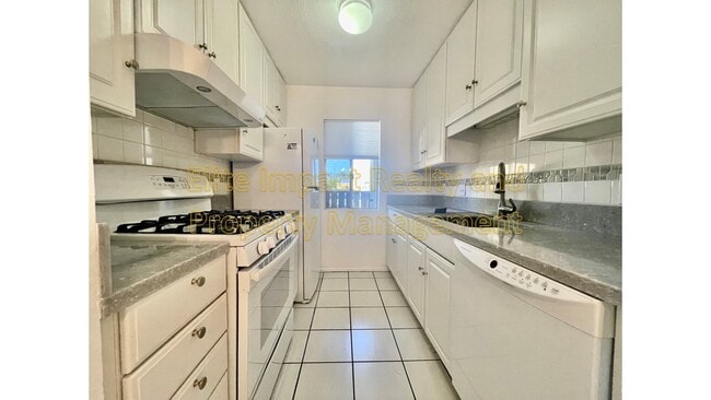 Building Photo - 816 S Langley Ave