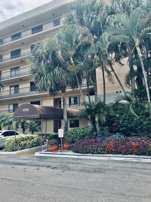 Primary Photo - 7770 Tahiti Ln