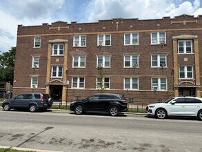 Building Photo - 4056 W Dickens Ave
