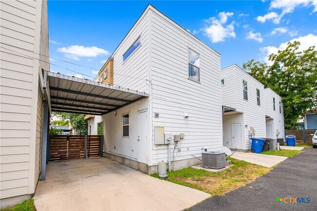 Building Photo - 704 N Cherry St