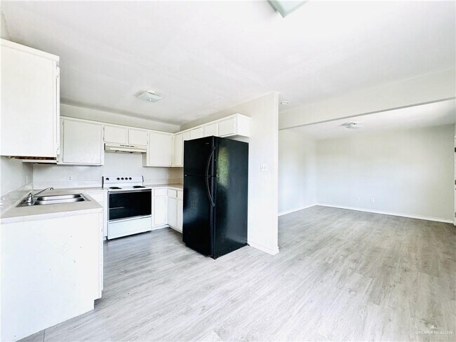 Building Photo - 2110 De Leon St