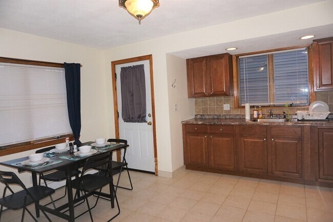 Building Photo - 580 Main St