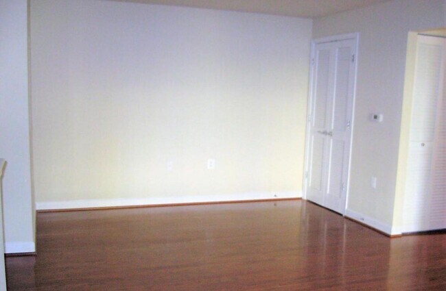 Foto del edificio - Gorgeous 1 Bed 1 Bath 1st Floor Condo In S...