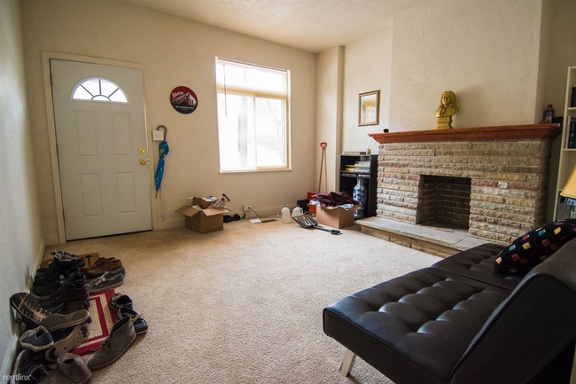 Building Photo - 2 br, 1 bath Townhome - 5537 Beeler Street