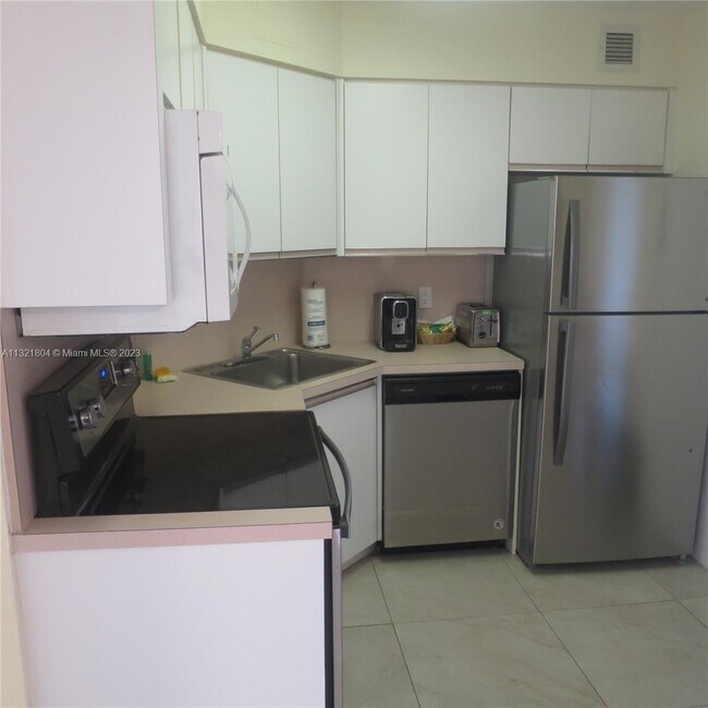 Building Photo - 5225 Collins Ave