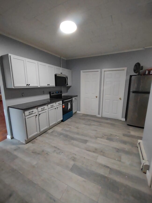 New granite countertops! - 201 East St