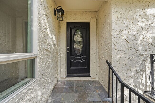 Foto del edificio - Updated Townhome in Prime Location | Gated Courtyard, Garage & Community Pool