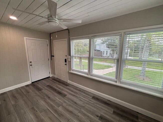 Building Photo - 2/1 duplex - Great Location near downtown