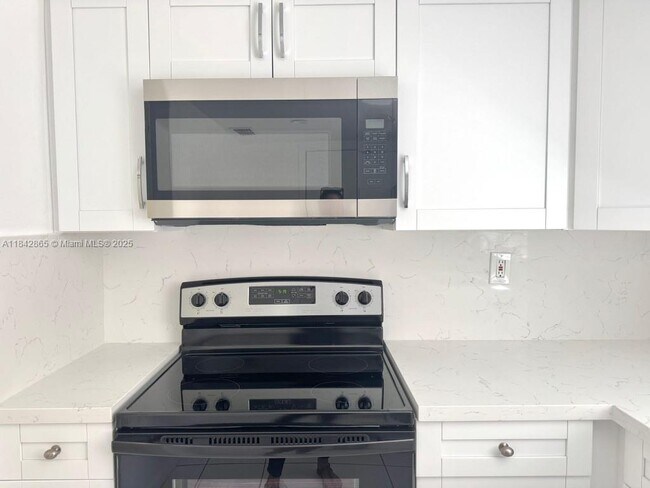 Foto del edificio - 10901 N Kendall Dr