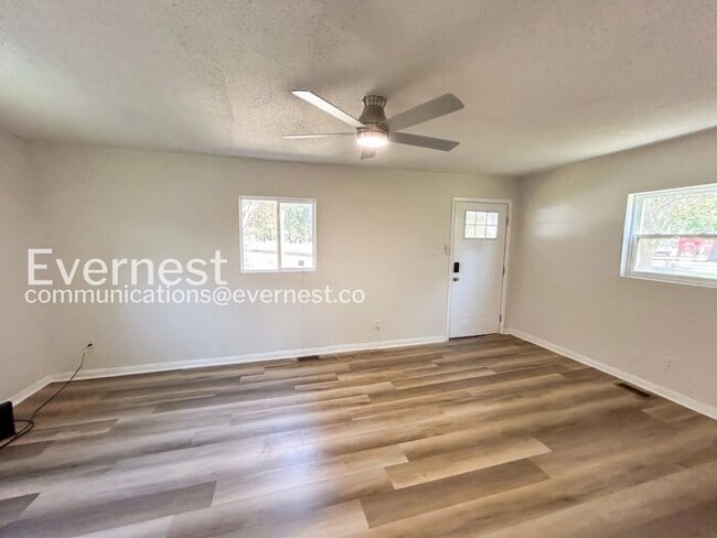 Building Photo - Cozy 3 Bed, 1 Bath – Section 8 Accepted / Available Now!