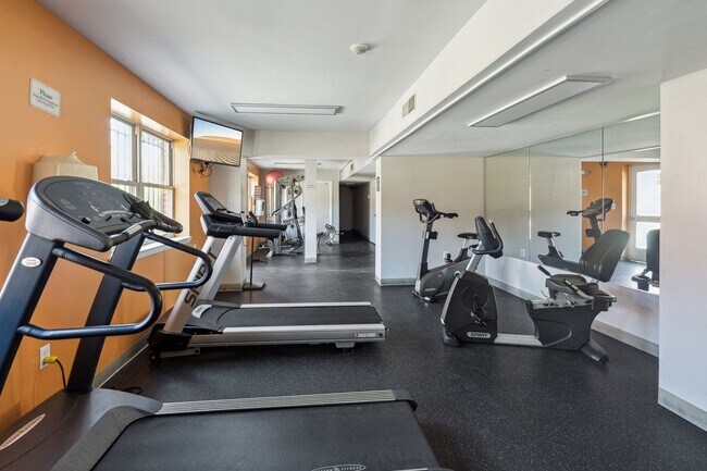 Foto del edificio - Lovely 3 BR/2 BA Condo in Barry Farm!