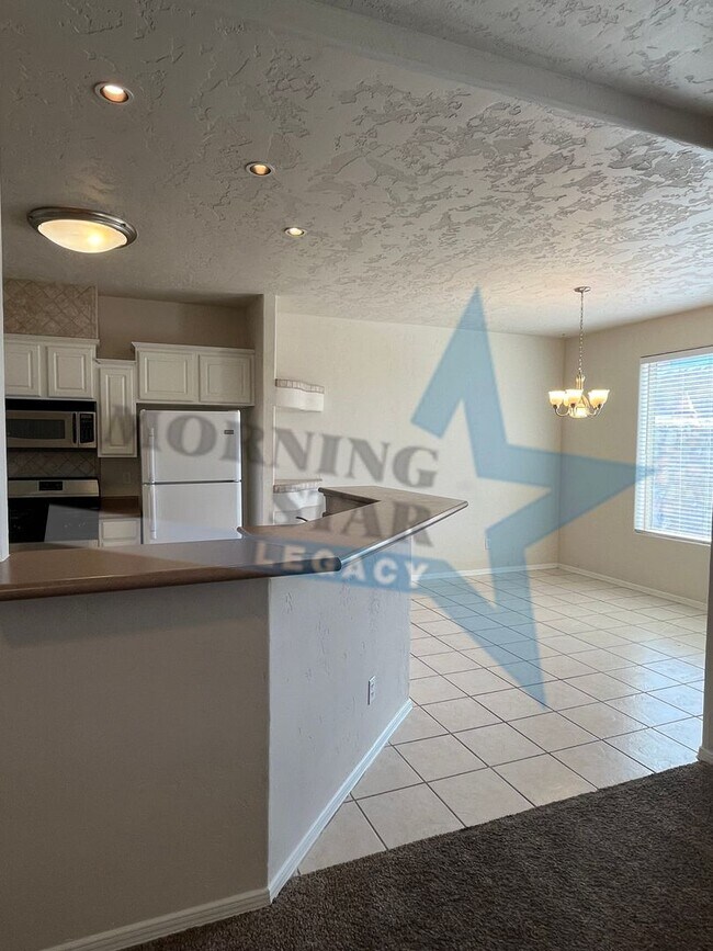 Building Photo - 3 Bedroom Home in Roadrunner Area!