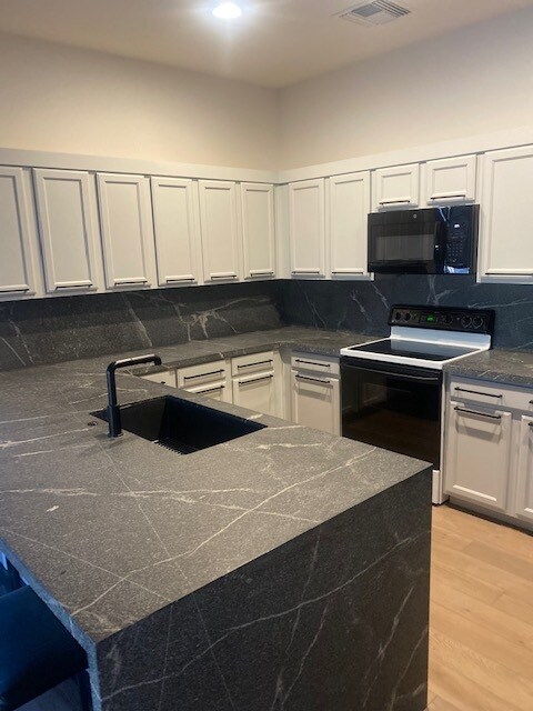 Kitchen with all new granite - 19550 N Grayhawk Dr