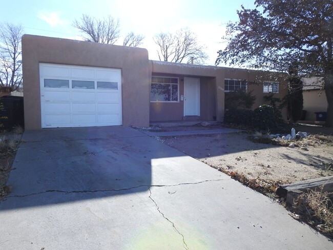 Building Photo - Large 4 Bedroom, 2 bath in NE Heights (Ava...