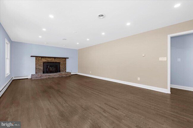 Foto del edificio - 7643 Paradise Beach Rd