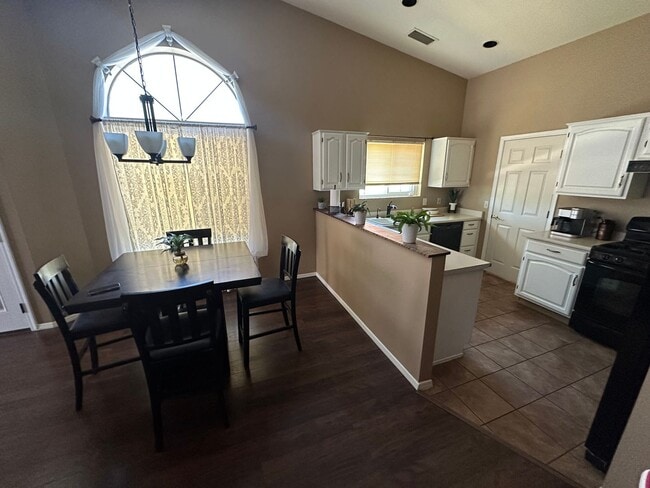 Building Photo - Beautiful 2 bedroom 2 bathroom contact Pro...