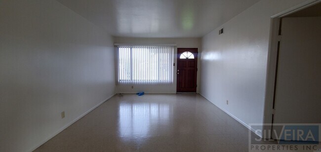 Foto del edificio - Three Bedroom Home In Santa Maria!