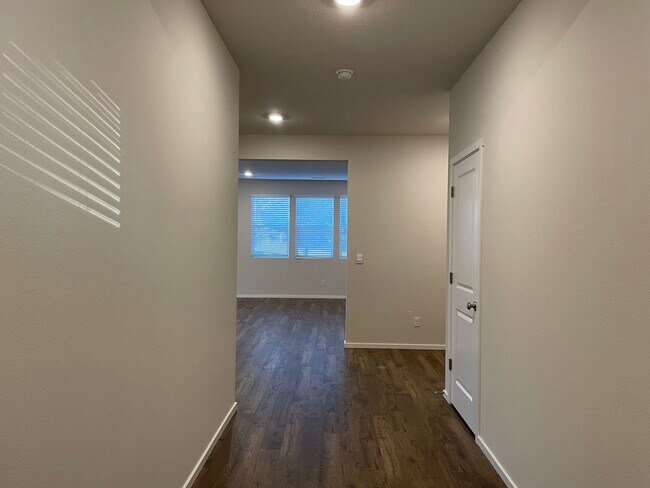 Building Photo - NEWER BUILD 4 BED/2.5 BATH PLUS A HUGE BON...