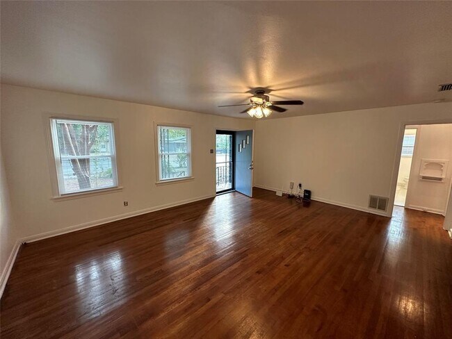 Building Photo - 609 W N Loop Blvd