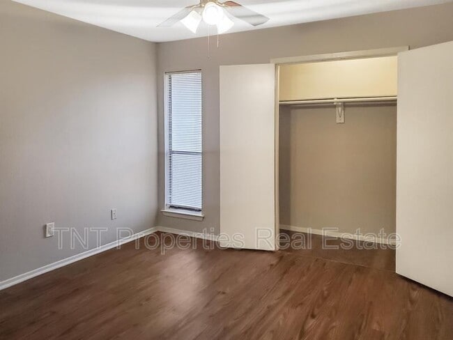 Building Photo - 302 Manuel Dr